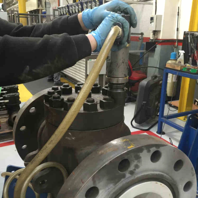 Cómo reparar válvulas de bola con bridas